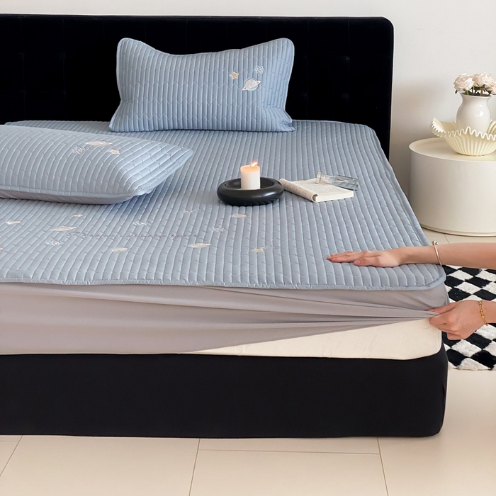 91家纺网 家纺一手货源 找家纺 由有家居 2025新款50S双股长绒棉全棉刺绣绗缝夹棉床笠床垫保护罩 星光蓝