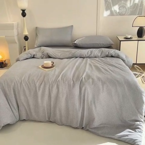 91家纺网 家纺一手货源 找家纺 优迈 2025新款ins风亲肤卡通条格印花水洗棉系列四件套 日系高级灰格