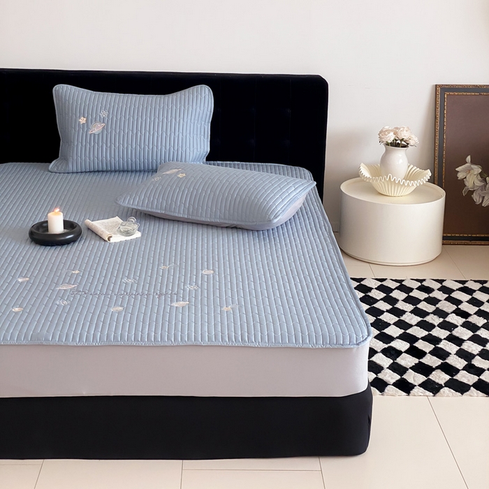 91家纺网 家纺一手货源 找家纺 由有家居 2025新款50S双股长绒棉全棉刺绣绗缝夹棉床笠床垫保护罩 星光蓝