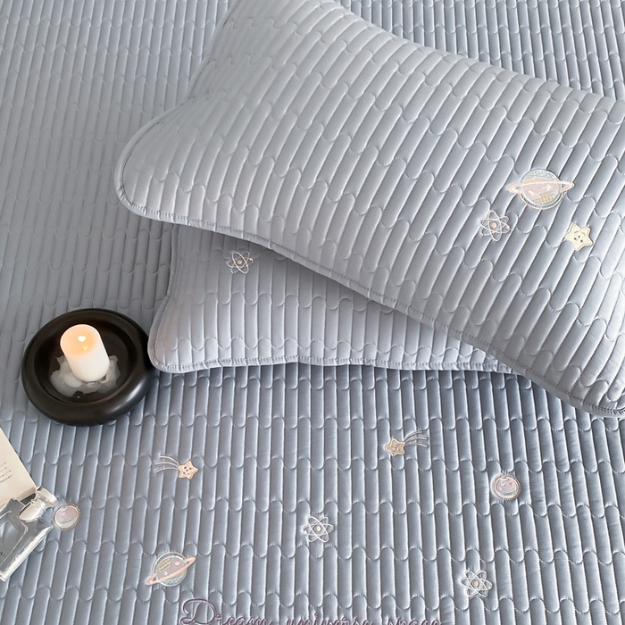 91家纺网 家纺一手货源 找家纺 由有家居 2025新款50S双股长绒棉全棉刺绣绗缝夹棉床笠床垫保护罩 星光蓝