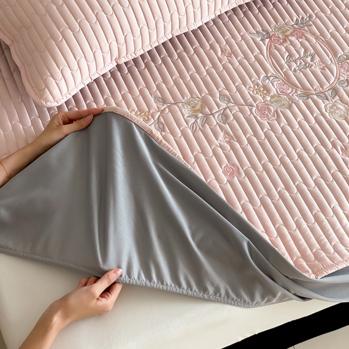 91家纺网 家纺一手货源 找家纺 由有家居 2025新款50S双股长绒棉全棉刺绣绗缝夹棉床笠床垫保护罩 暖心粉