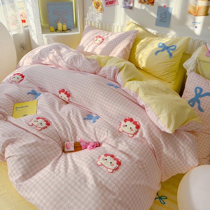 91家纺网 家纺一手货源 找家纺 颜选  2025新款蝴蝶猫系列水洗棉毛巾绣四件套 蝴蝶猫-粉小格