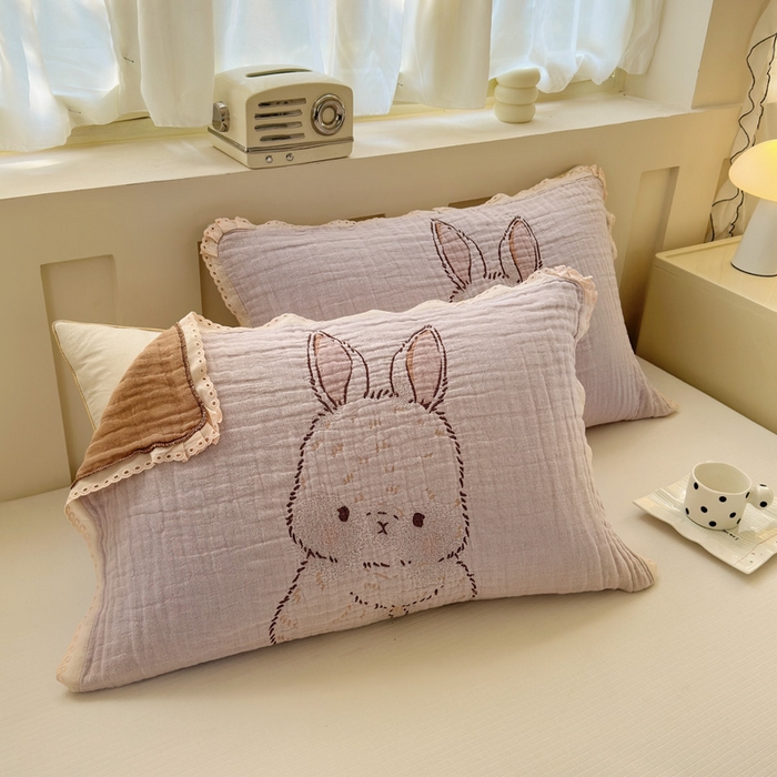 91家纺网 家纺一手货源 找家纺 朴尔家纺-毛巾被 2025新款皱皱纱卡通大版花边全棉四层纱布枕巾 胭脂兔