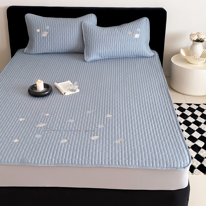 91家纺网 家纺一手货源 找家纺 由有家居 2025新款50S双股长绒棉全棉刺绣绗缝夹棉床笠床垫保护罩 星光蓝