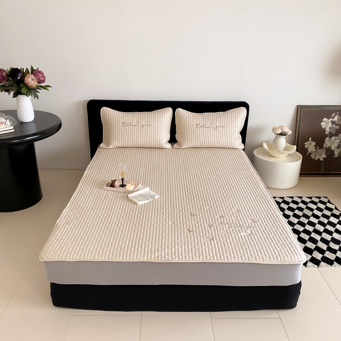 91家纺网 家纺一手货源 找家纺 由有家居 2025新款50S双股长绒棉全棉刺绣绗缝夹棉床笠床垫保护罩 舒芙蕾