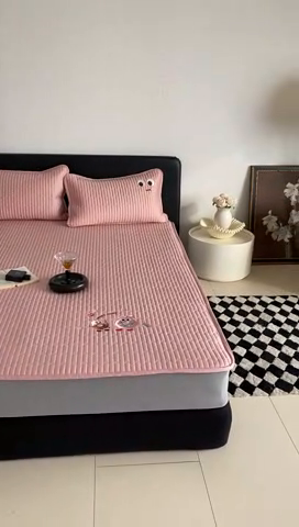 91家纺网 家纺一手货源 找家纺 由有家居 2025新款50S双股长绒棉全棉刺绣绗缝夹棉床笠床垫保护罩 慕晴粉