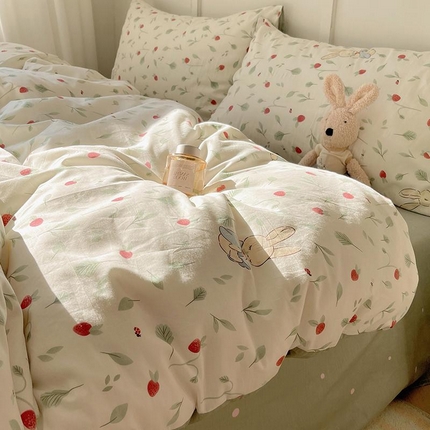 91家纺网 家纺一手货源 找家纺 瑞莱 2025春季全棉印花萌趣系列四件套 小草莓兔