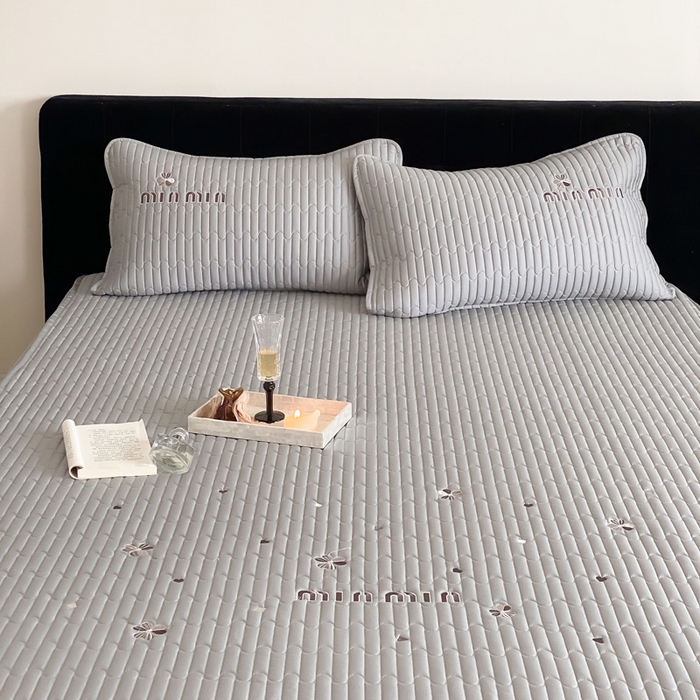 91家纺网 家纺一手货源 找家纺 由有家居 2025新款50S双股长绒棉全棉刺绣绗缝夹棉床笠床垫保护罩 星辰灰