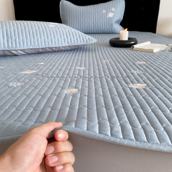 91家纺网 家纺一手货源 找家纺 由有家居 2025新款50S双股长绒棉全棉刺绣绗缝夹棉床笠床垫保护罩 星光蓝