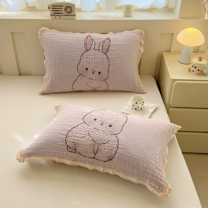 91家纺网 家纺一手货源 找家纺 朴尔家纺-毛巾被 2025新款皱皱纱卡通大版花边全棉四层纱布枕巾 胭脂兔