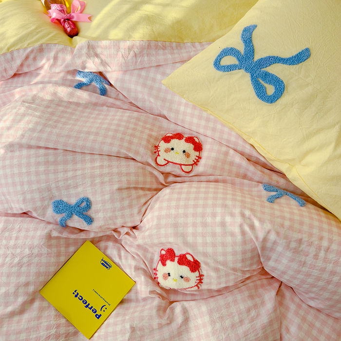 91家纺网 家纺一手货源 找家纺 颜选  2025新款蝴蝶猫系列水洗棉毛巾绣四件套 蝴蝶猫-粉小格