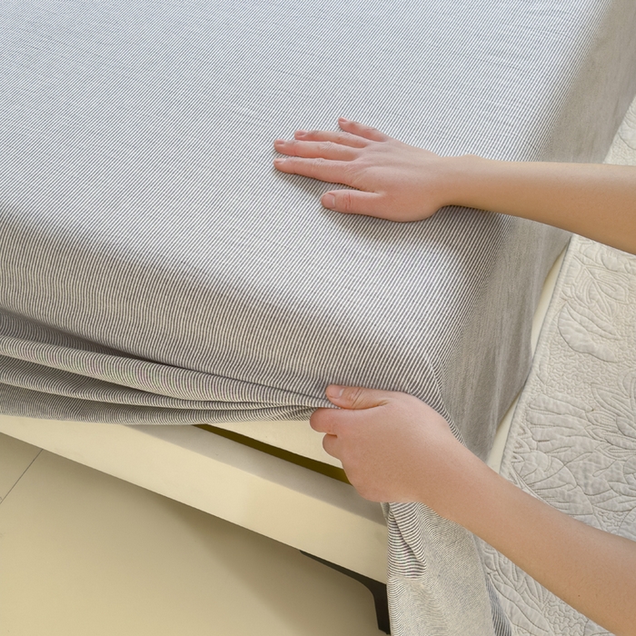 91家纺网 家纺一手货源 找家纺 柠萌家居 2025新款无印风全棉色织A类母婴级纯棉水洗棉床单 灰极细条