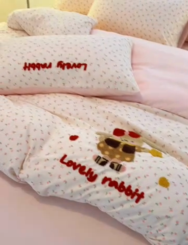 91家纺网 家纺一手货源 找家纺 韩巢家纺 2025新款云朵棉可爱小猫咪毛巾绣被套床单床上用品四件套宿舍三件套（提供卖家秀） 花花兔