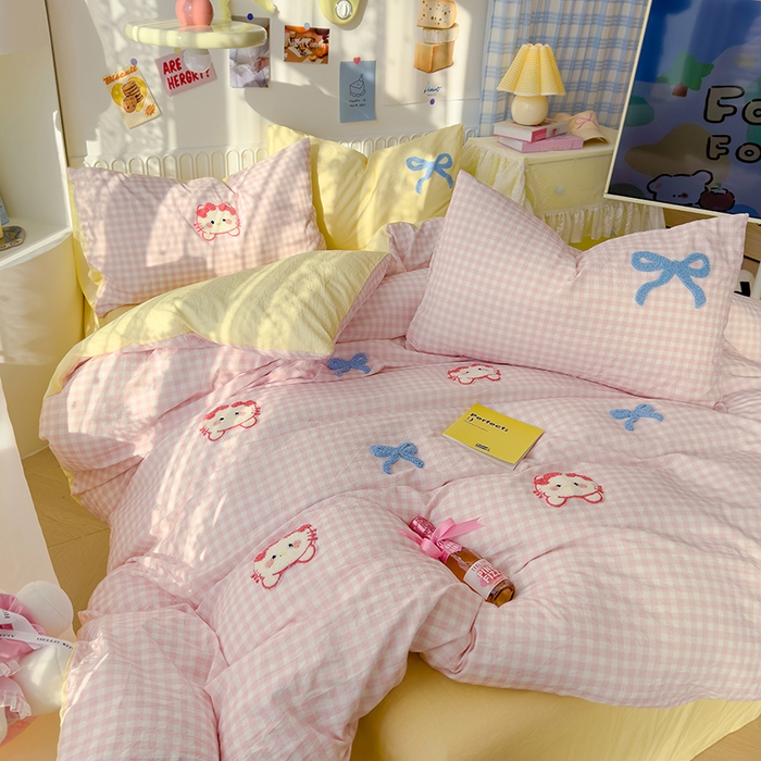 91家纺网 家纺一手货源 找家纺 颜选  2025新款蝴蝶猫系列水洗棉毛巾绣四件套 蝴蝶猫-粉小格