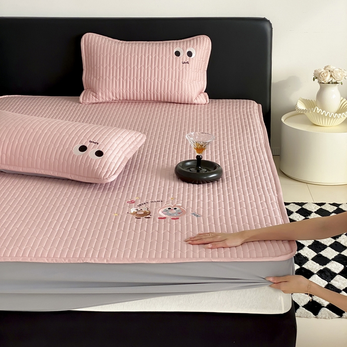 91家纺网 家纺一手货源 找家纺 由有家居 2025新款50S双股长绒棉全棉刺绣绗缝夹棉床笠床垫保护罩 慕晴粉