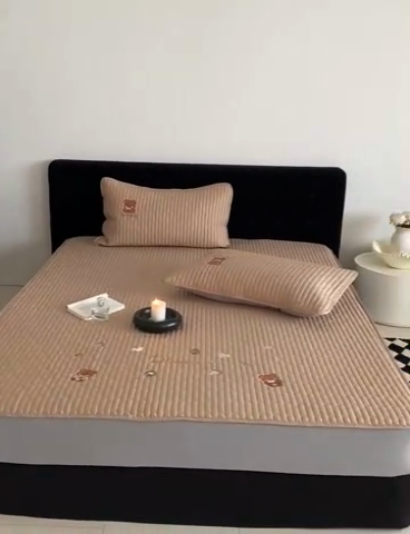 91家纺网 家纺一手货源 找家纺 由有家居 2025新款50S双股长绒棉全棉刺绣绗缝夹棉床笠床垫保护罩 奶茶咖