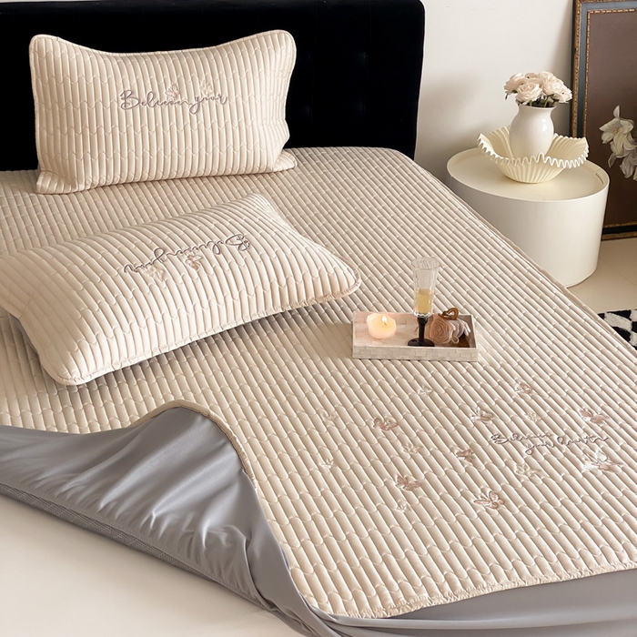 91家纺网 家纺一手货源 找家纺 由有家居 2025新款50S双股长绒棉全棉刺绣绗缝夹棉床笠床垫保护罩 舒芙蕾