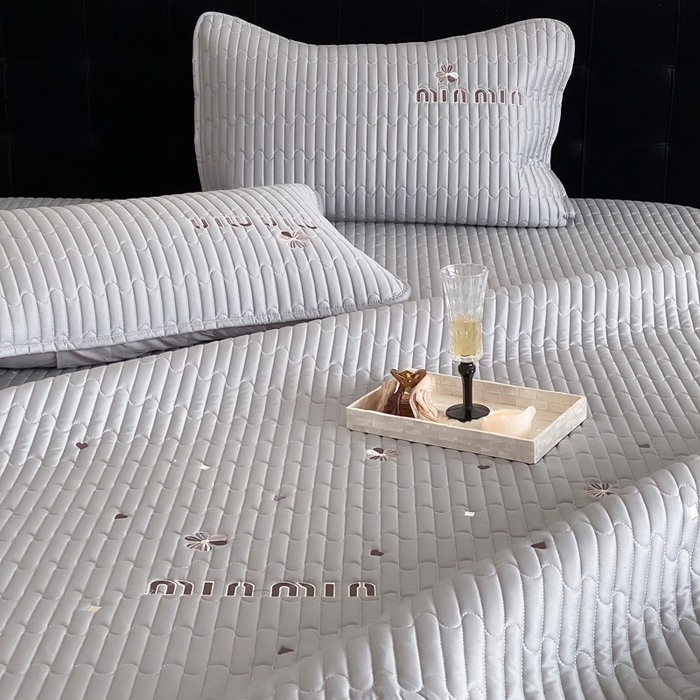 91家纺网 家纺一手货源 找家纺 由有家居 2025新款50S双股长绒棉全棉刺绣绗缝夹棉床笠床垫保护罩 星辰灰