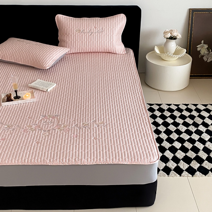 91家纺网 家纺一手货源 找家纺 由有家居 2025新款50S双股长绒棉全棉刺绣绗缝夹棉床笠床垫保护罩 暖心粉