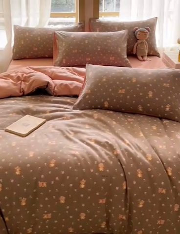 91家纺网 家纺一手货源 找家纺 仟网汇 2025新款针织双层纱AB版四件套 花枝熊