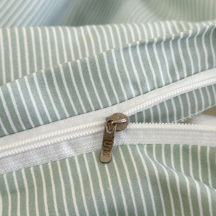 91家纺网 家纺一手货源 找家纺 优迈 2025新款ins风亲肤卡通条格印花水洗棉系列四件套 日系独白绿