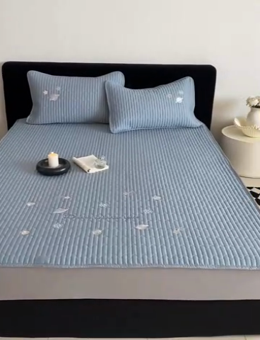 91家纺网 家纺一手货源 找家纺 由有家居 2025新款50S双股长绒棉全棉刺绣绗缝夹棉床笠床垫保护罩 星光蓝