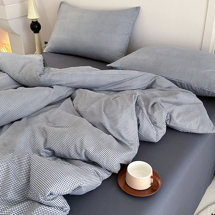 91家纺网 家纺一手货源 找家纺 优迈 2025新款ins风亲肤卡通条格印花水洗棉系列四件套 日系高级灰格