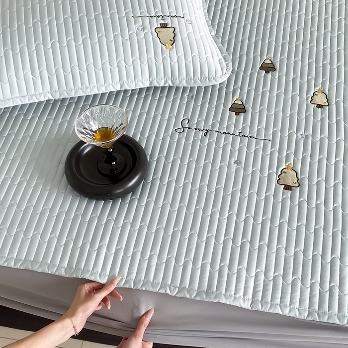 91家纺网 家纺一手货源 找家纺 由有家居 2025新款50S双股长绒棉全棉刺绣绗缝夹棉床笠床垫保护罩 海清绿