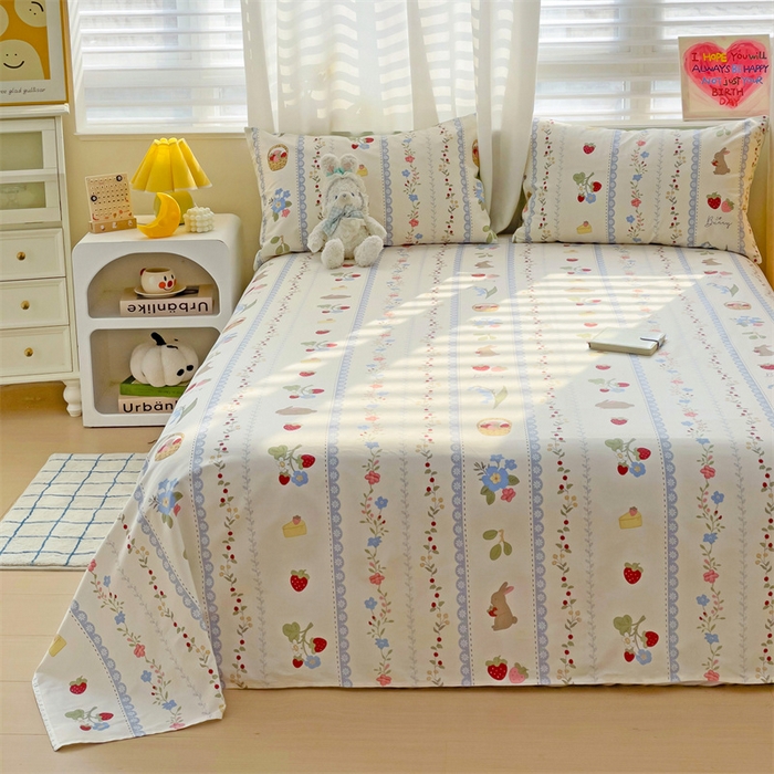 91家纺网 家纺一手货源 找家纺 名兮家居 2025新款13372全棉印花四件套单品系列-单床单 草莓兔兔