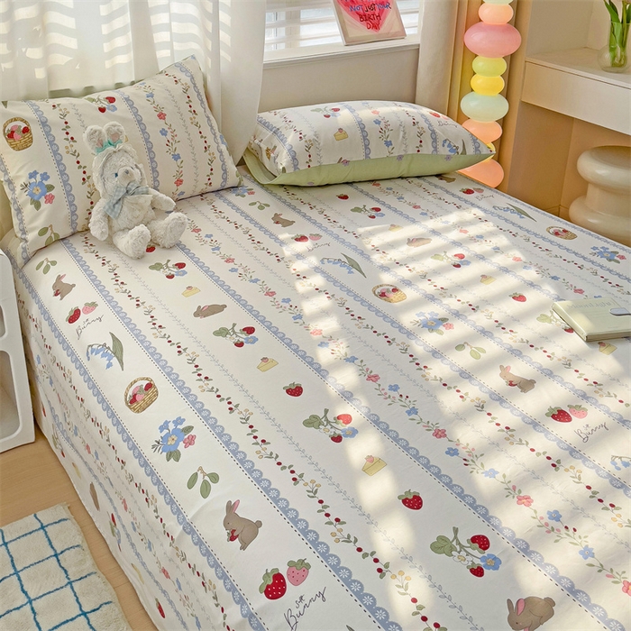 91家纺网 家纺一手货源 找家纺 名兮家居 2025新款13372全棉印花四件套单品系列-单床单 草莓兔兔