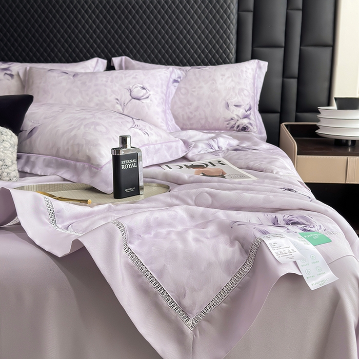 91家纺网 家纺一手货源 找家纺 娇逸家居 2025新款50支印花莱赛尔天丝夏被镂空款花边夏凉被 浅舒