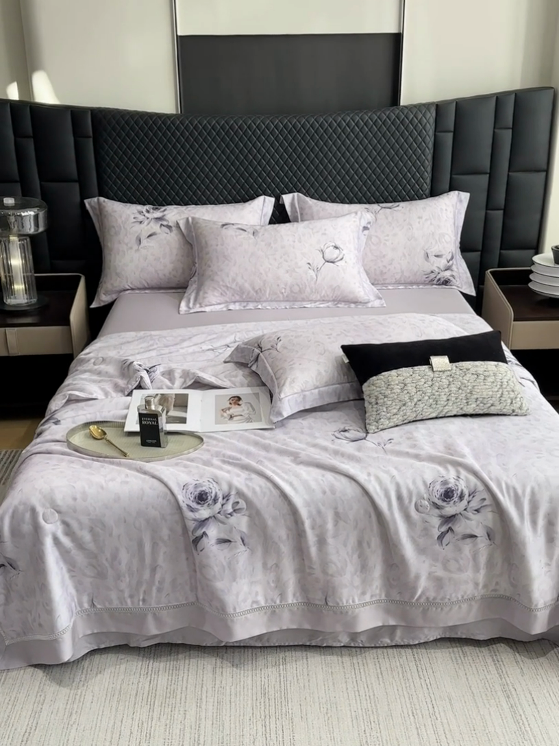 91家纺网 家纺一手货源 找家纺 娇逸家居 2025新款50支印花莱赛尔天丝夏被镂空款花边夏凉被 浅舒