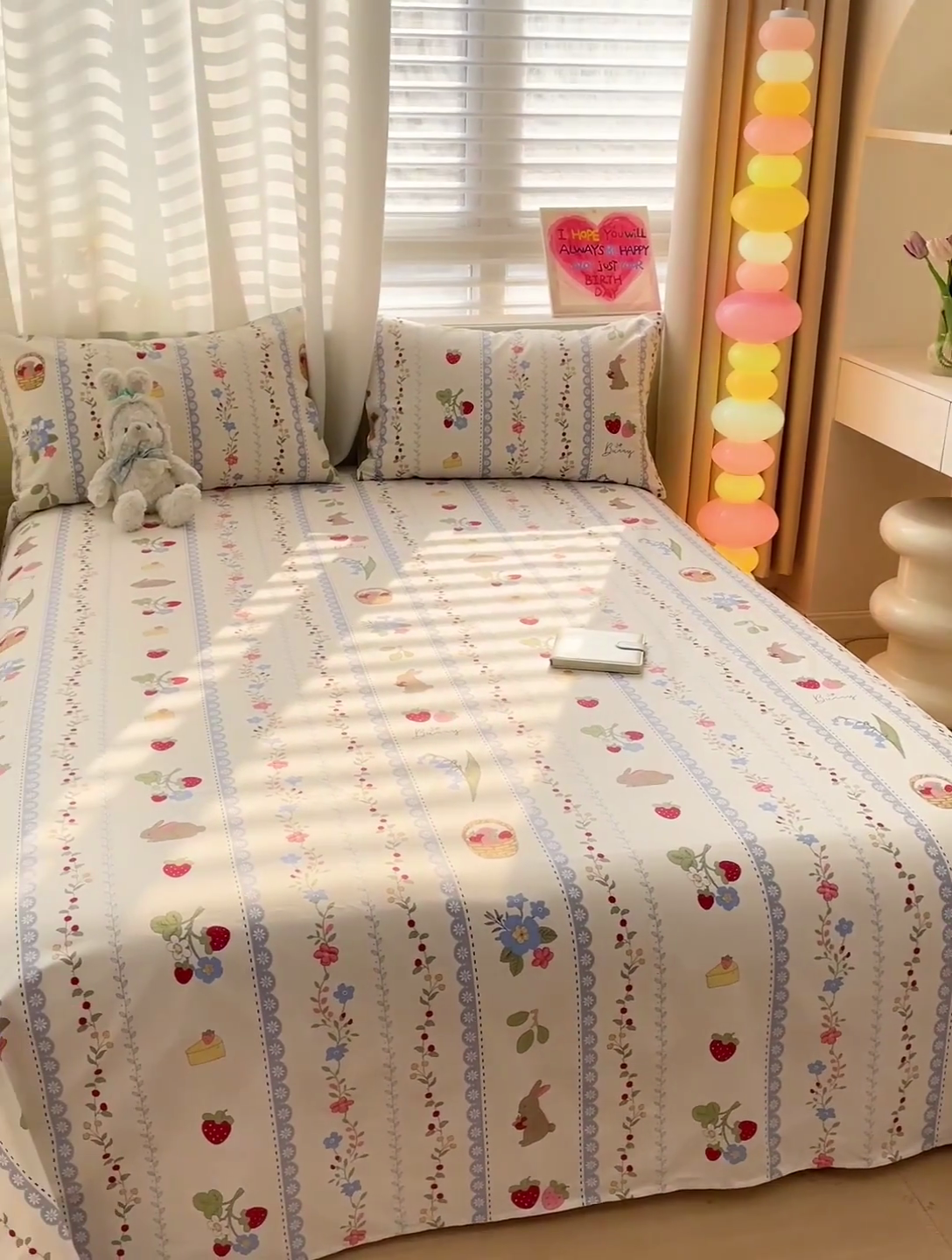 91家纺网 家纺一手货源 找家纺 名兮家居 2025新款13372全棉印花四件套单品系列-单床单 草莓兔兔