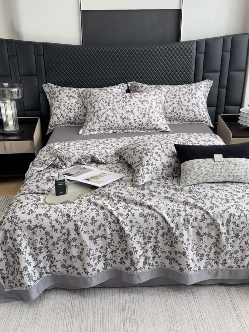 91家纺网 家纺一手货源 找家纺 娇逸家居 2025新款50支印花莱赛尔天丝夏被镂空款花边夏凉被 芊凝-灰