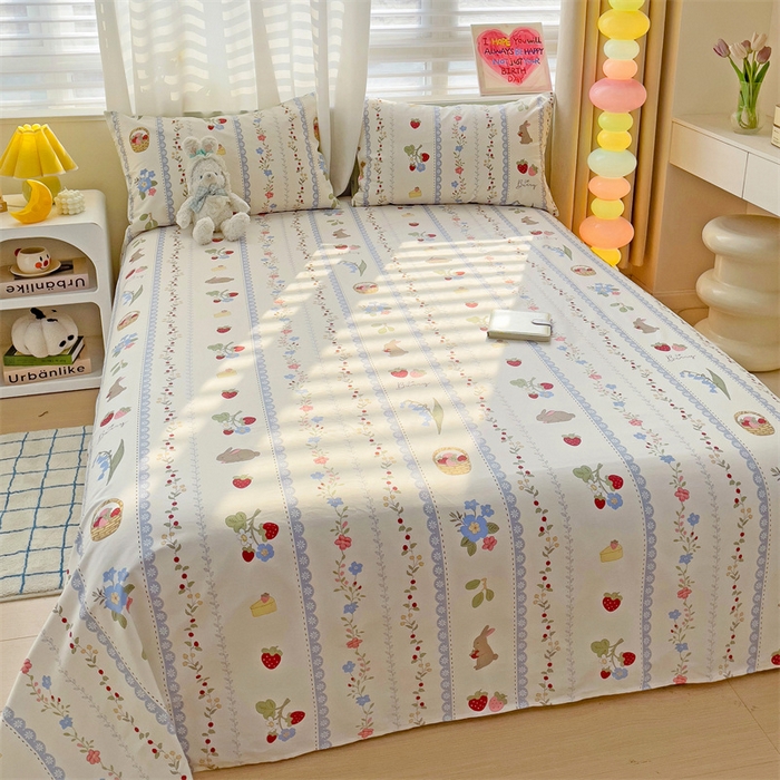 91家纺网 家纺一手货源 找家纺 名兮家居 2025新款13372全棉印花四件套单品系列-单床单 草莓兔兔