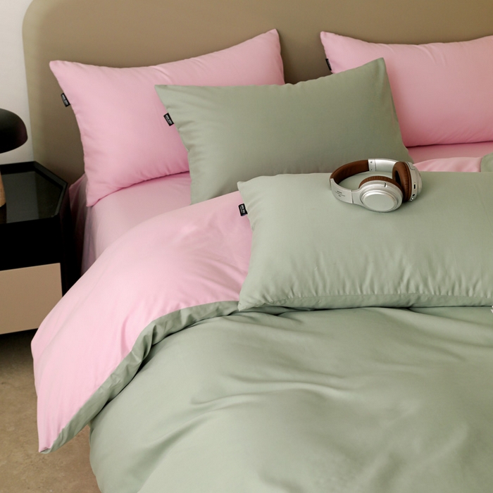 91家纺网 家纺一手货源 找家纺 富馨莱 2025新款60支纯棉纯色双拼四件套 抹茶绿+白桃粉