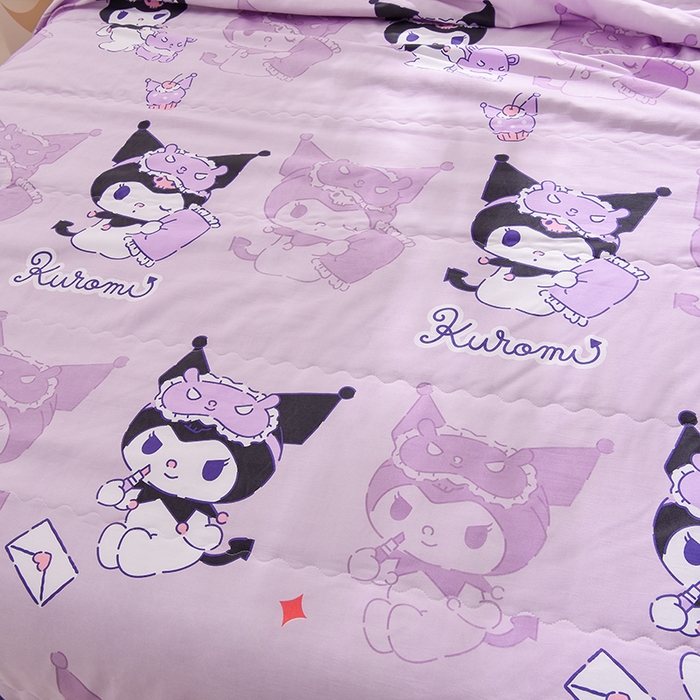 91家纺网 家纺一手货源 找家纺 艾兜坊 2025新款三丽鸥亲肤原棉夏被 紫色库洛米