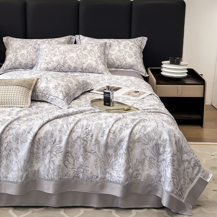 91家纺网 家纺一手货源 找家纺 娇逸家居 2025新款50支印花莱赛尔天丝夏被镂空款花边夏凉被 觅丘-灰