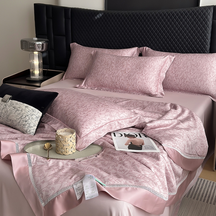 91家纺网 家纺一手货源 找家纺 娇逸家居 2025新款50支印花莱赛尔天丝夏被镂空款花边夏凉被 舒意-粉