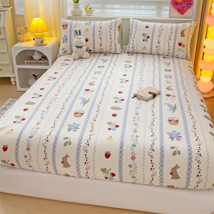 91家纺网 家纺一手货源 找家纺 名兮家居 2025新款13372全棉印花四件套单品系列-单床笠 草莓兔兔