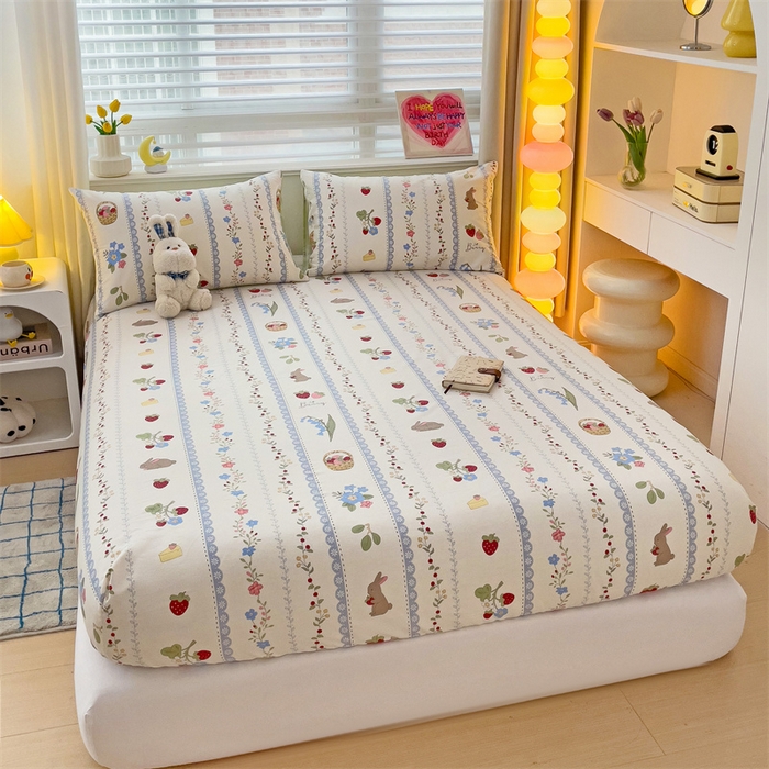 91家纺网 家纺一手货源 找家纺 名兮家居 2025新款13372全棉印花四件套单品系列-单床笠 草莓兔兔