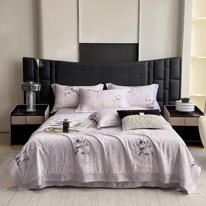 91家纺网 家纺一手货源 找家纺 娇逸家居 2025新款50支印花莱赛尔天丝夏被镂空款花边夏凉被 浅舒