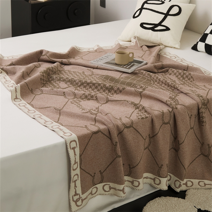 91家纺网 家纺一手货源 找家纺 暖绵绵家纺 2025新款兔绒纱系列盖毯披肩毯毯子-霍夫森【最低零售价：135元】 霍夫森-浅驼色