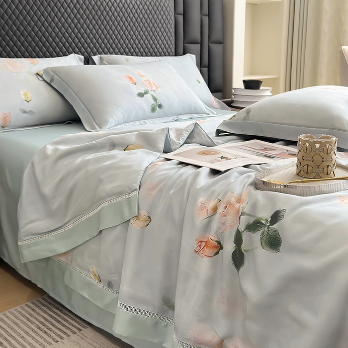 91家纺网 家纺一手货源 找家纺 娇逸家居 2025新款50支印花莱赛尔天丝夏被镂空款花边夏凉被 觅遥