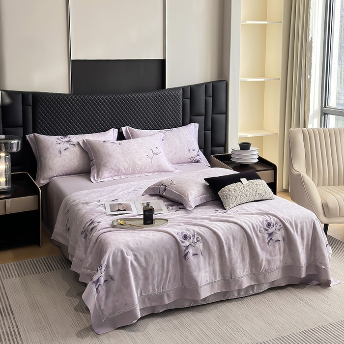 91家纺网 家纺一手货源 找家纺 娇逸家居 2025新款50支印花莱赛尔天丝夏被镂空款花边夏凉被 浅舒