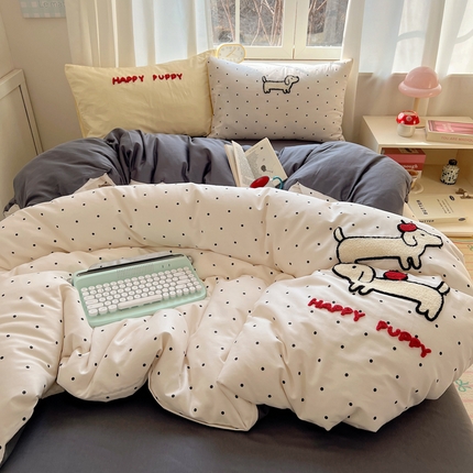 91家纺网 家纺一手货源 找家纺 丽涵家纺 2025新款全棉印花毛巾绣卡通四件套 可爱香肠狗-深灰