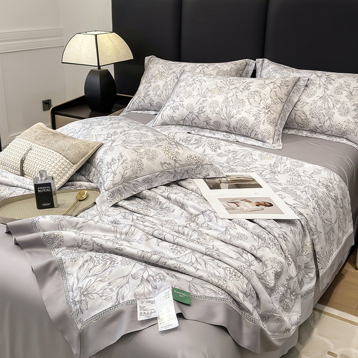 91家纺网 家纺一手货源 找家纺 娇逸家居 2025新款50支印花莱赛尔天丝夏被镂空款花边夏凉被 觅丘-灰