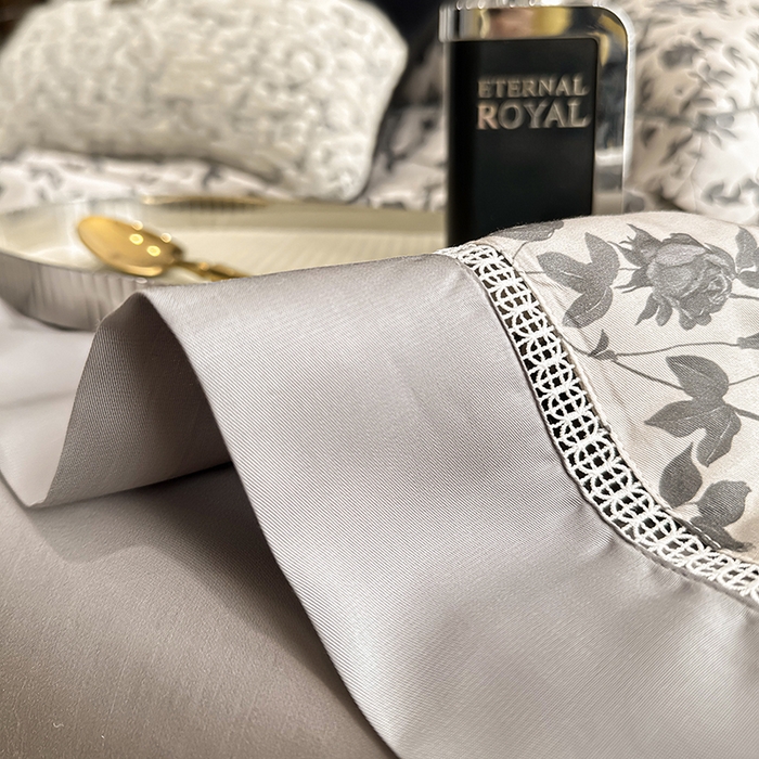 91家纺网 家纺一手货源 找家纺 娇逸家居 2025新款50支印花莱赛尔天丝夏被镂空款花边夏凉被 芊凝-灰