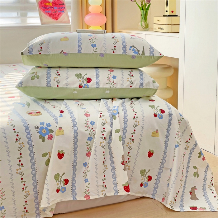 91家纺网 家纺一手货源 找家纺 名兮家居 2025新款13372全棉印花四件套单品系列-单床单 草莓兔兔