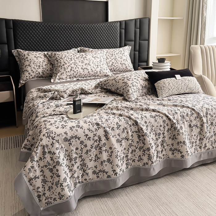 91家纺网 家纺一手货源 找家纺 娇逸家居 2025新款50支印花莱赛尔天丝夏被镂空款花边夏凉被 芊凝-灰